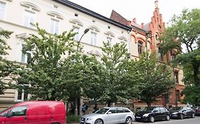 The Quiet Blue Home In The City Center!